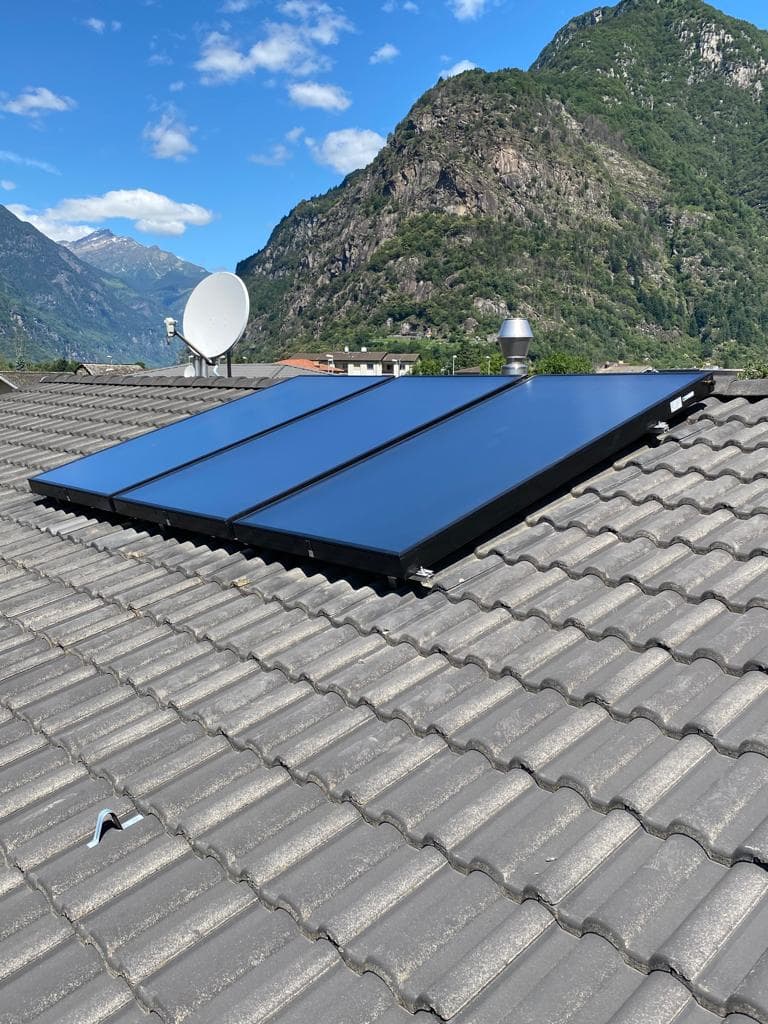 Pannelli solari su un tetto, simbolo di energia pulita